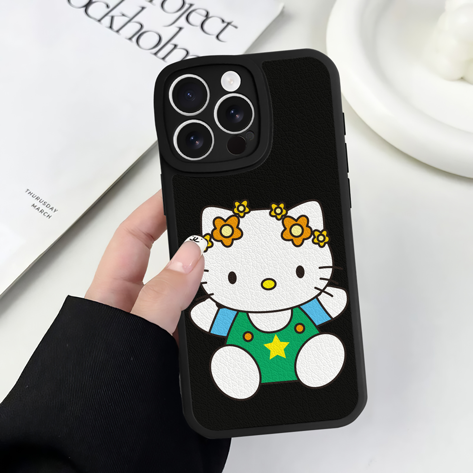 （画像用） Hello Kitty ハローキティ 【iPhone 16シリーズ対応】シリコンスマホケース（レザー調） 材質：シリコン